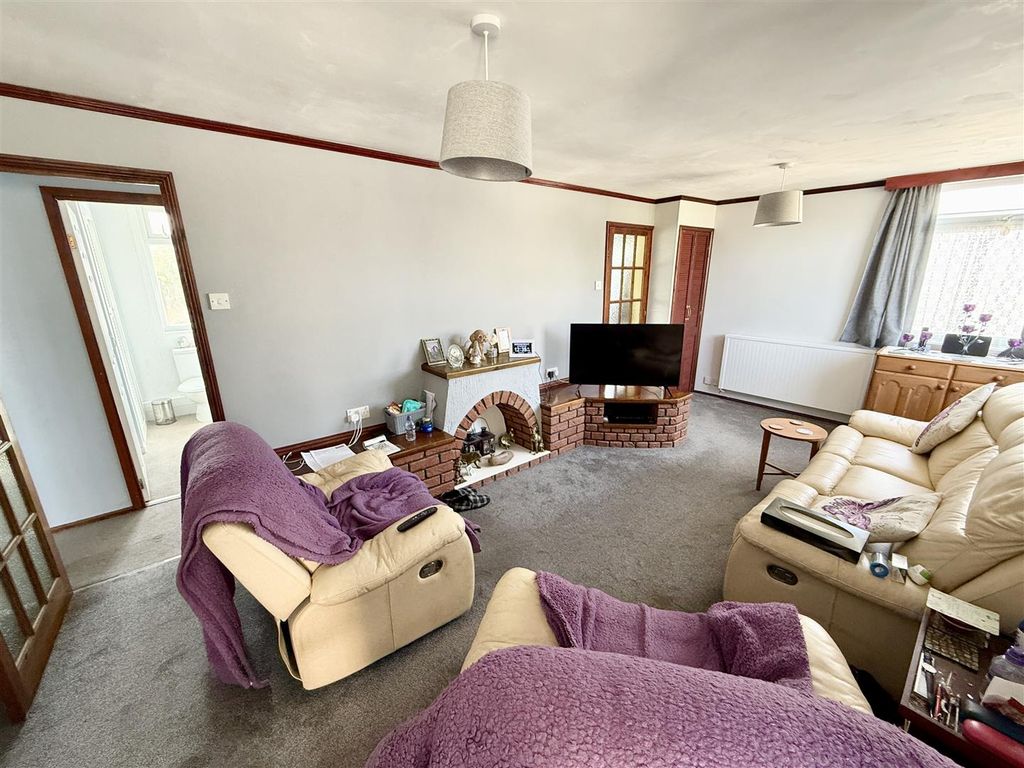 Property photo 2 of 18 Lounge