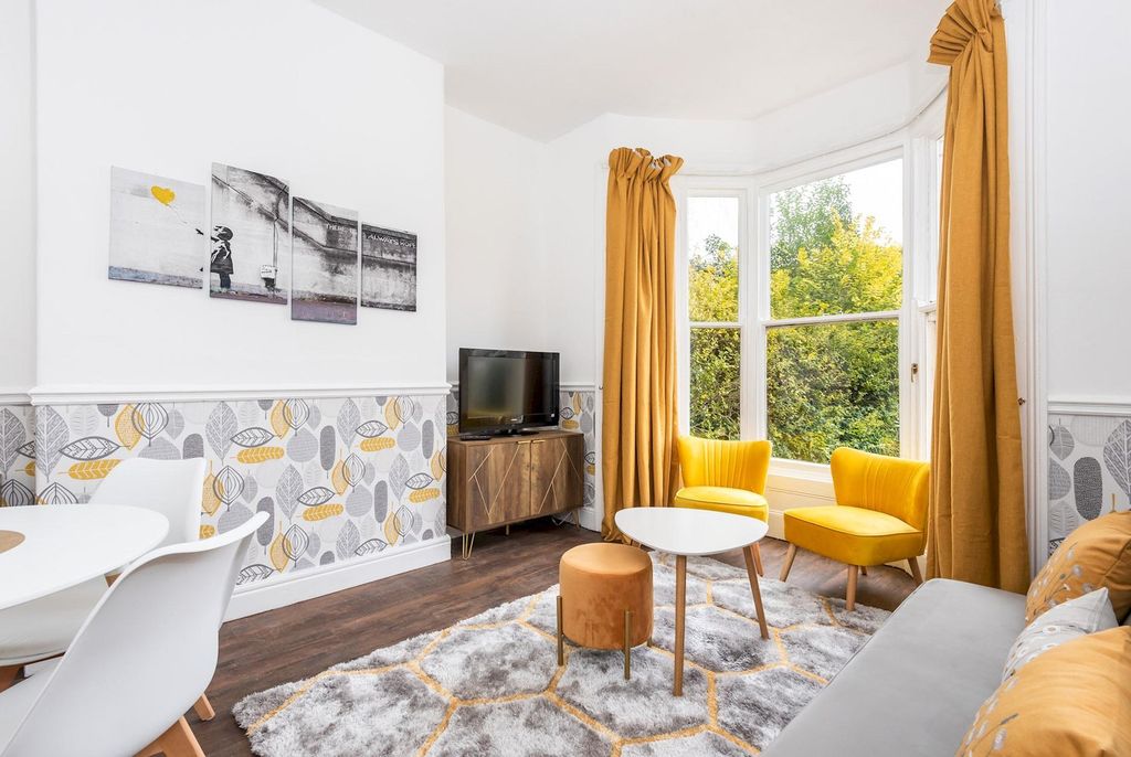 Property photo 1 of 25 Living Room