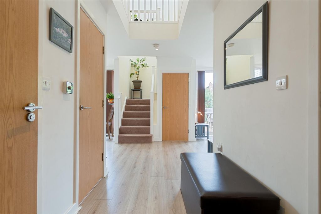 Property photo 3 of 21 Entrance Hall.Jpg