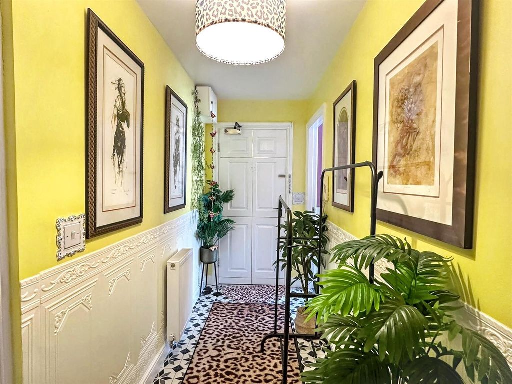 Property photo 3 of 17 Entrance Hall