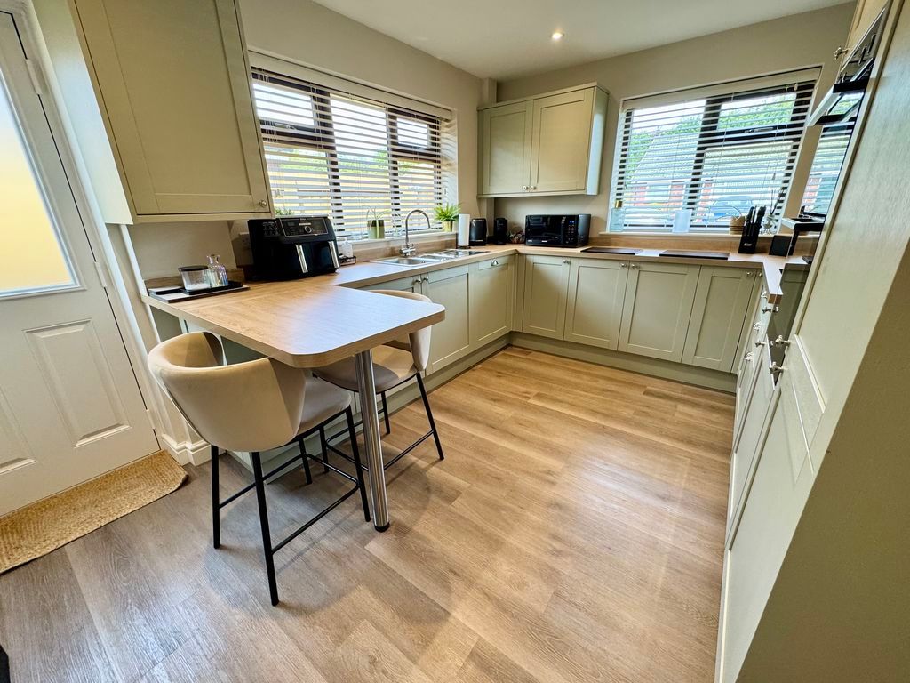 Property photo 2 of 17 Breakfast Kitchen