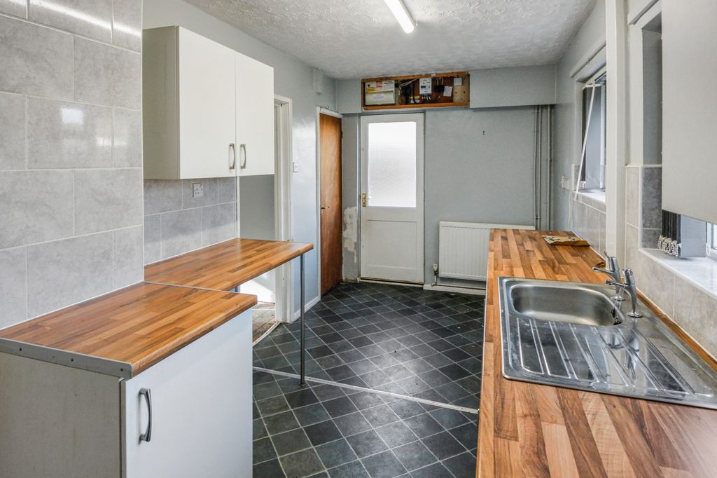 Property photo 3 of 11 Kitchen 5.Dwmdq.Jpg