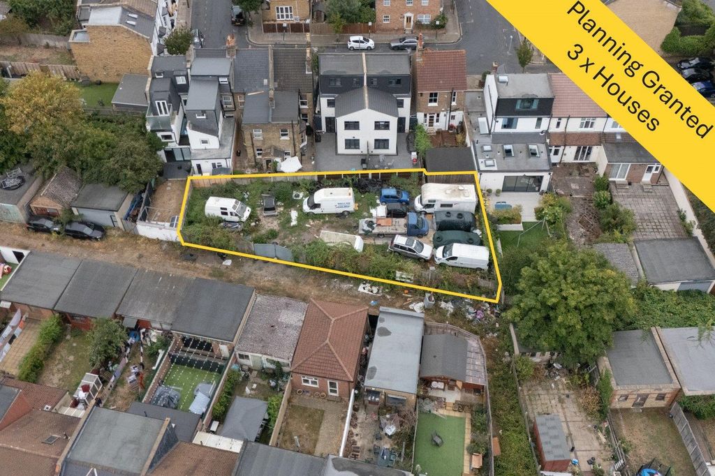 Property photo 1 of 4 Fishponds.Jpeg