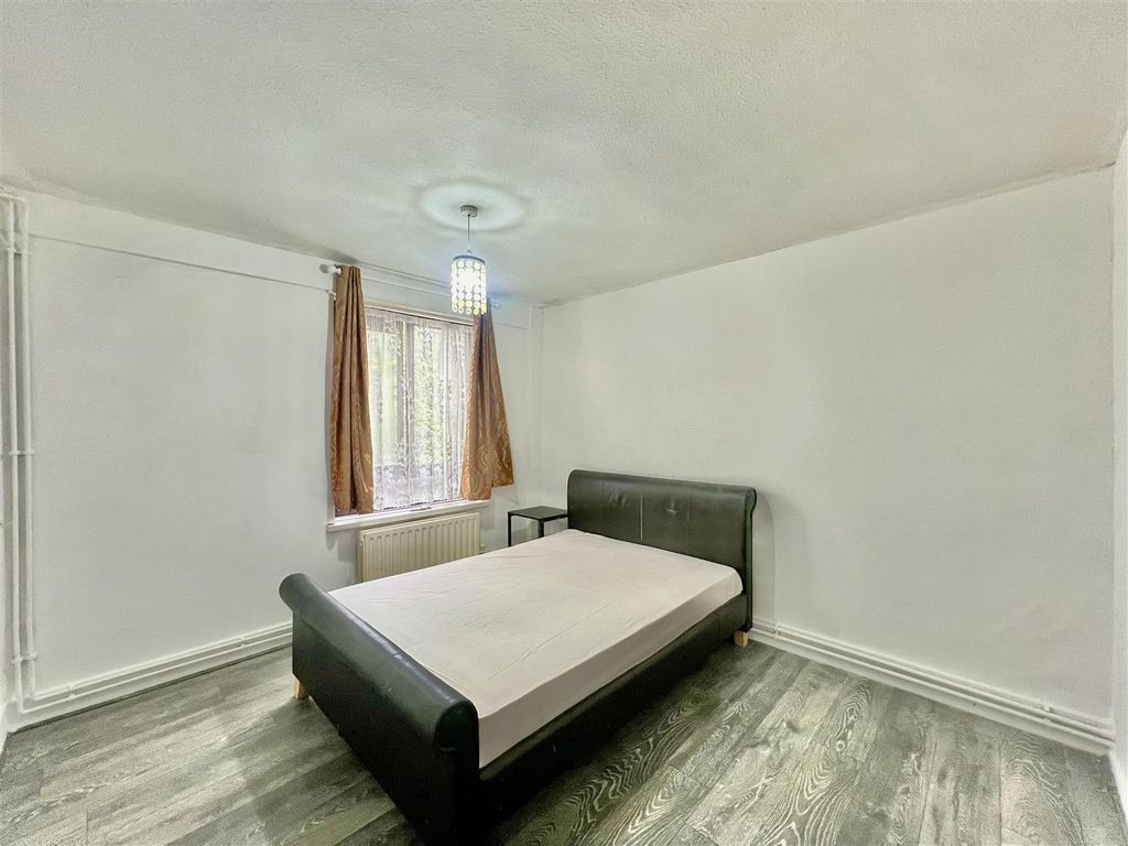 Property photo 1 of 6 Bedroom