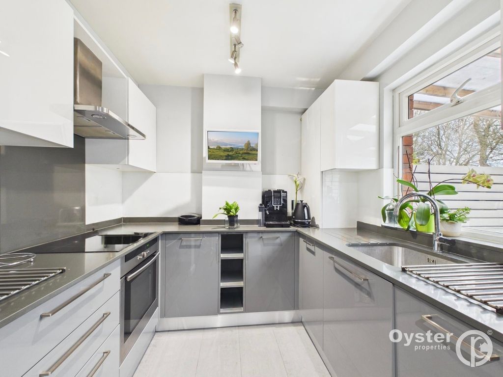 Property photo 3 of 17 Kitchen