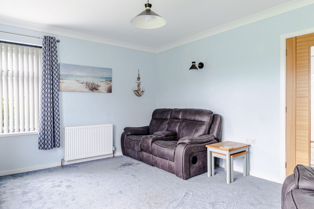 Property photo 3 of 24 Lounge2