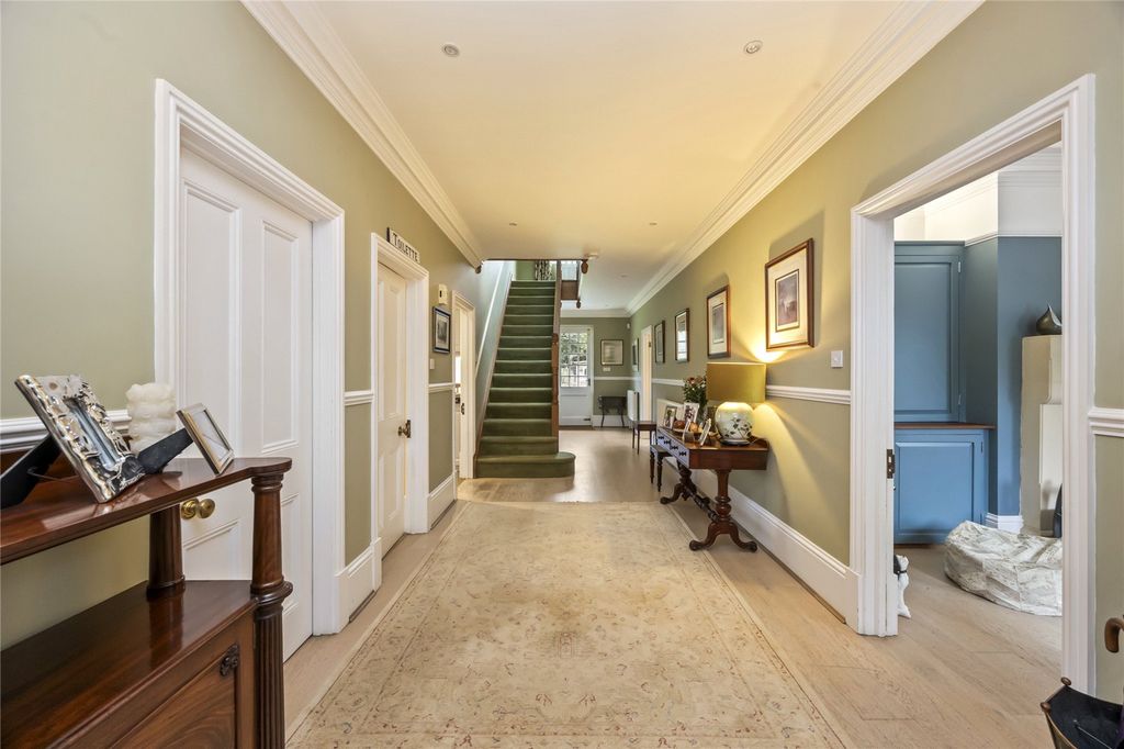 Property photo 3 of 31 Entrance Hall