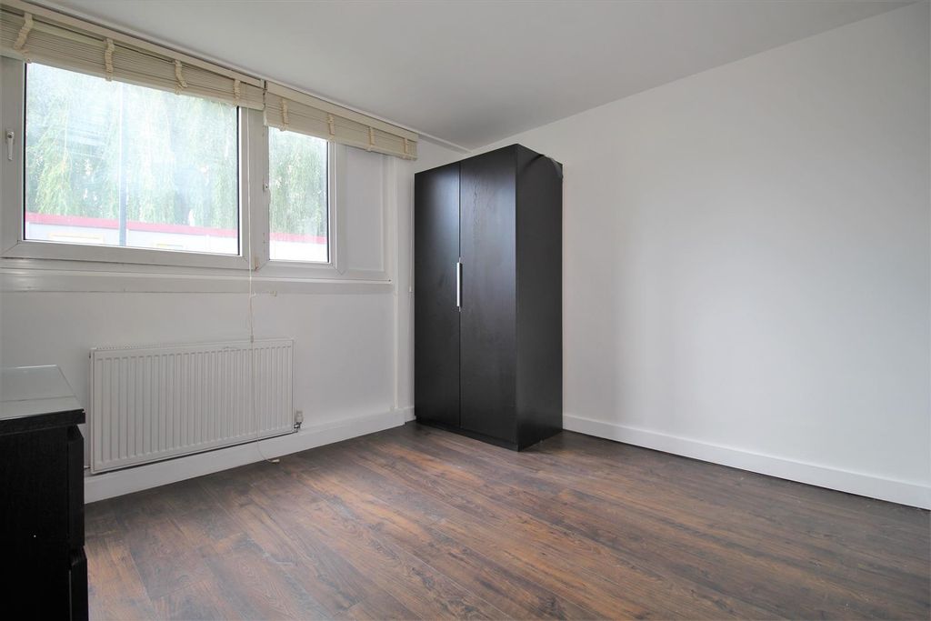 Property photo 2 of 9 Bedroom