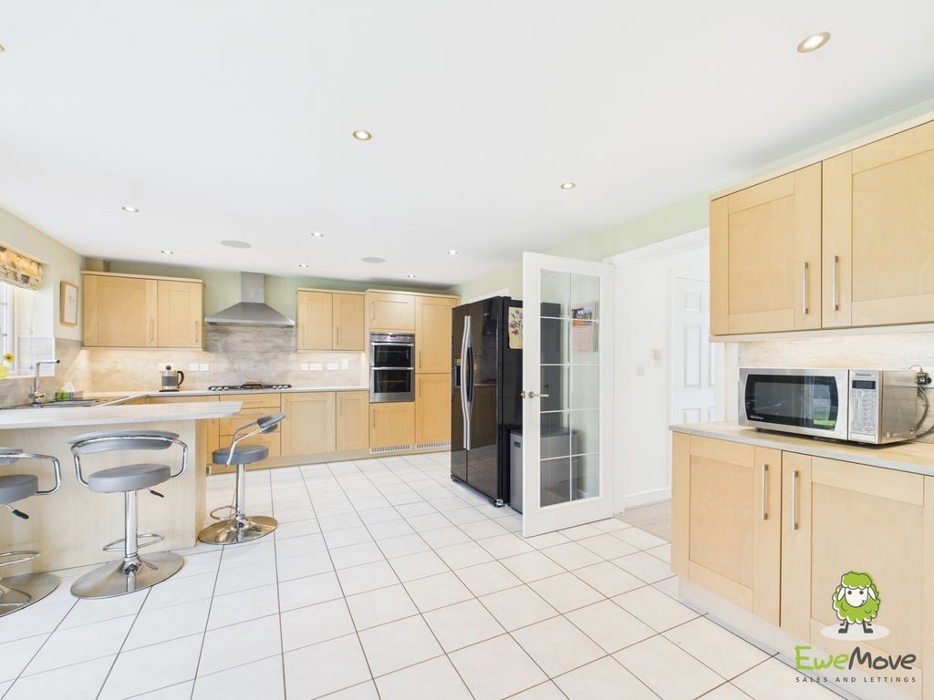 Property photo 3 of 33 Ewemove Basingstoke Estate Agents 10 Spire Close