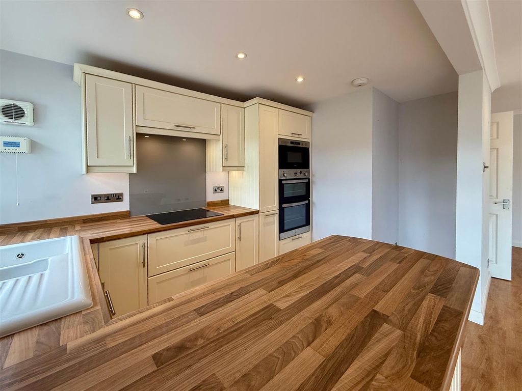 Property photo 3 of 14 Breakfast Bar.Jpg