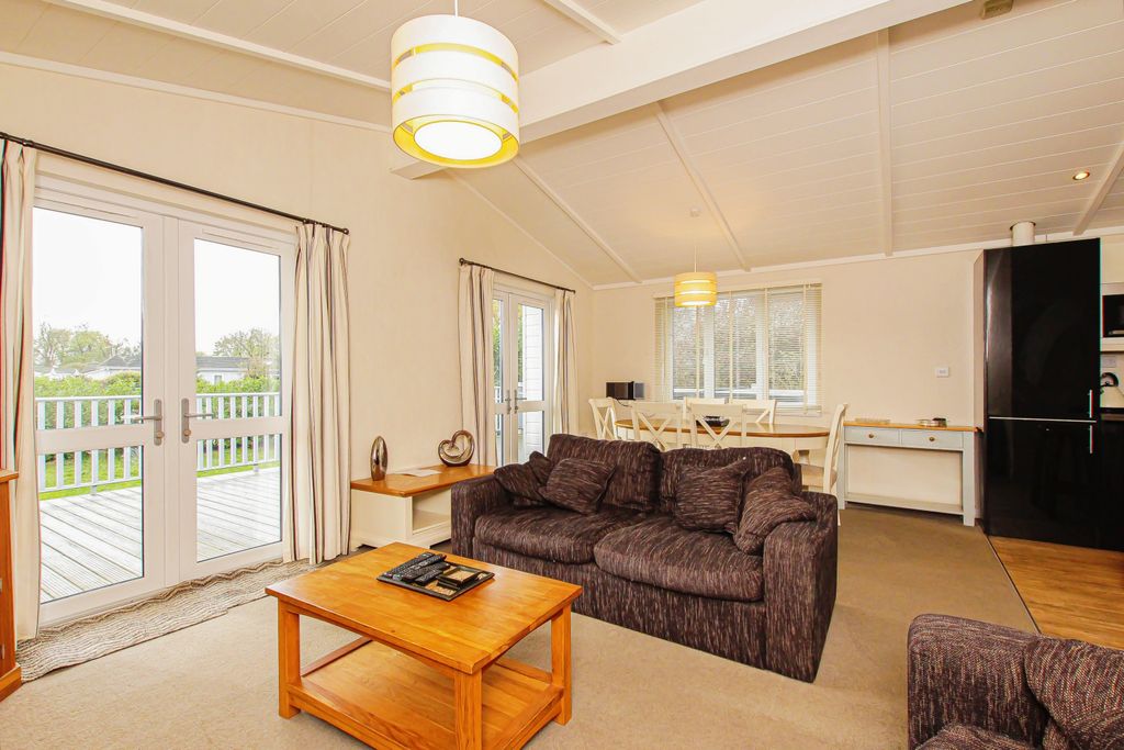Property photo 3 of 15 Lounge