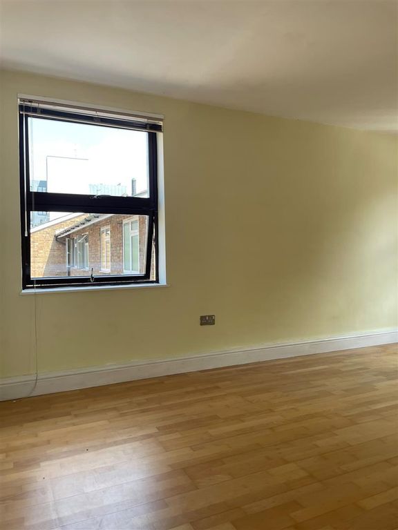 Property photo 3 of 14 Flat 4 5 Cavendish Rd Bed1.Jpeg