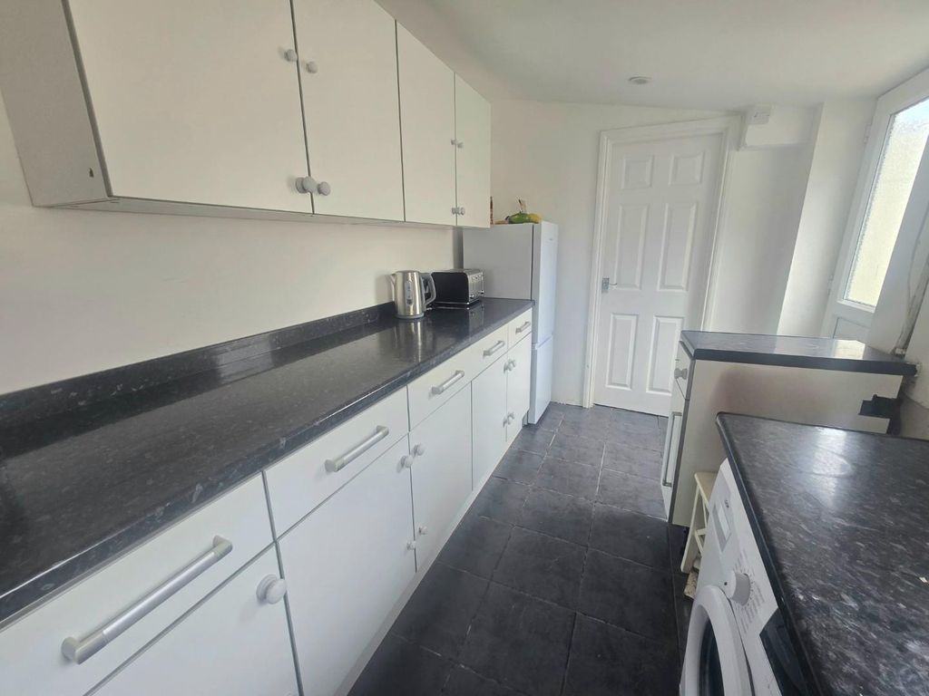 Property photo 3 of 7 Kitchen