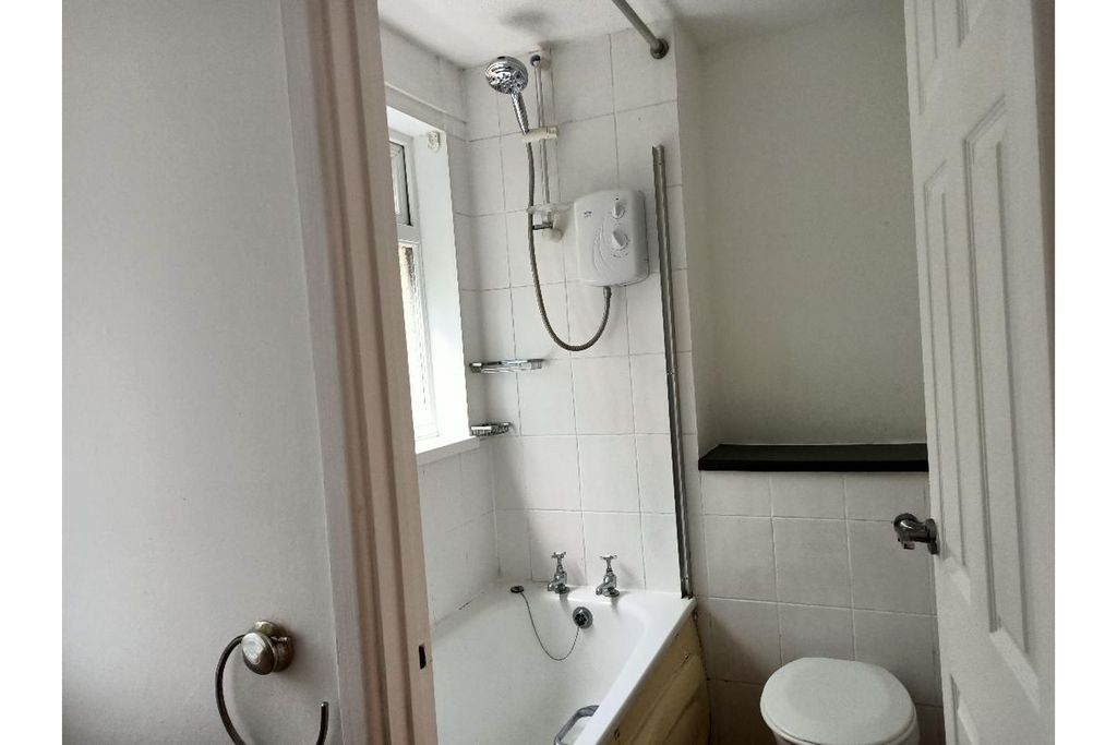 Property photo 1 of 12 Bathroom