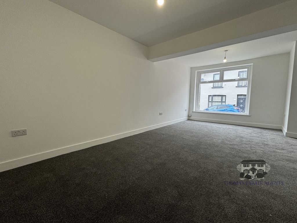 Property photo 3 of 20 Lounge