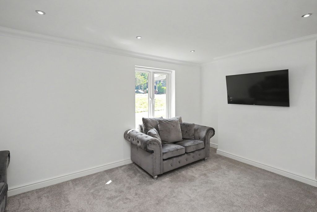 Property photo 3 of 17 16 Sands Way, Woodford Green, Ig8 8Ej