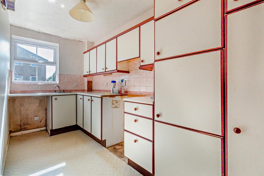 Property photo 2 of 14 8656088-Interior08-800.Jpg