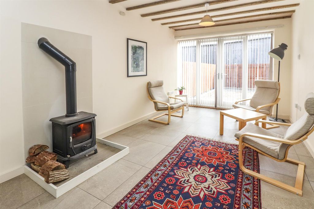 Property photo 2 of 15 Lounge