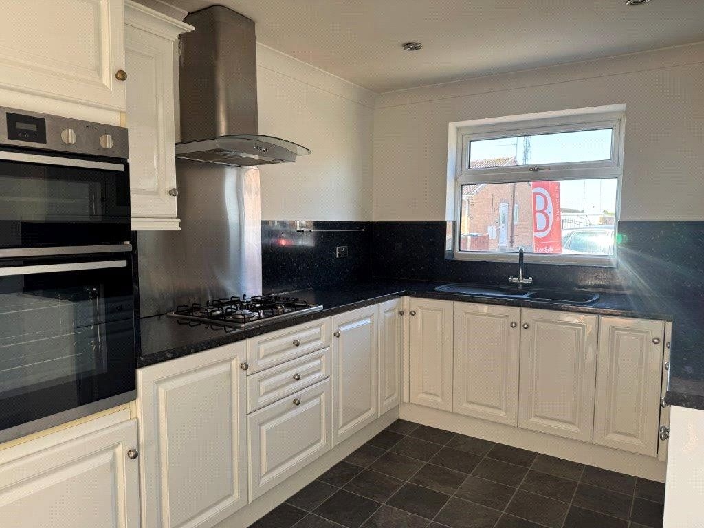 Property photo 3 of 17 Kitchen