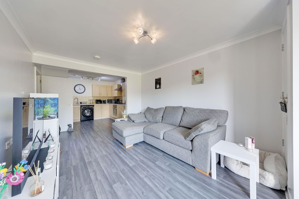 2 bed flat for saleRanmore Path, Orpington BR5 photo 4