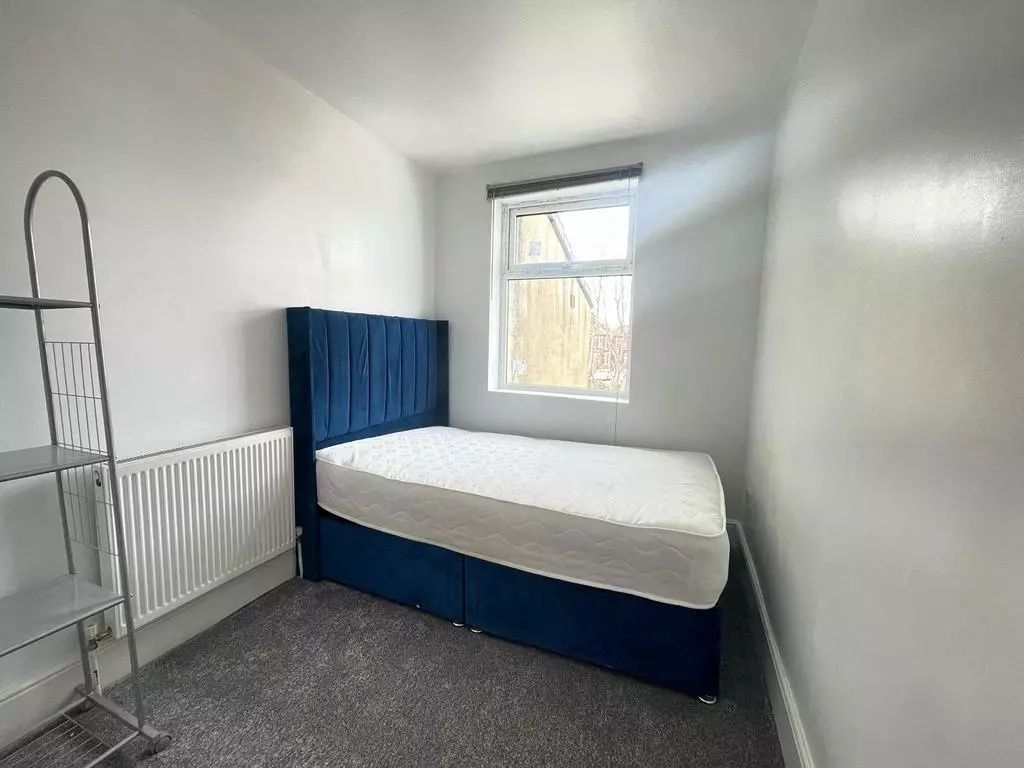 Property photo 2 of 6 A Neat And Bright Single Bedroom Featuring A Comfo...