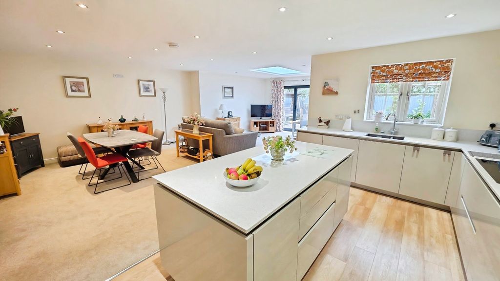 Property photo 2 of 20