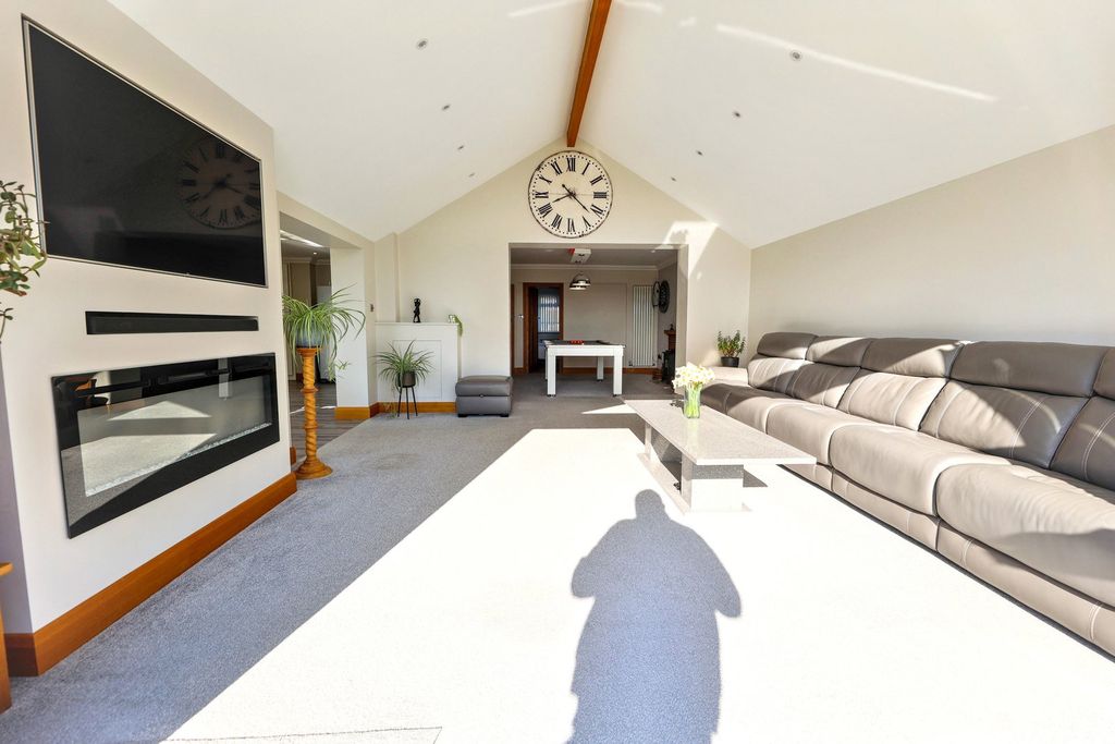 Property photo 3 of 25