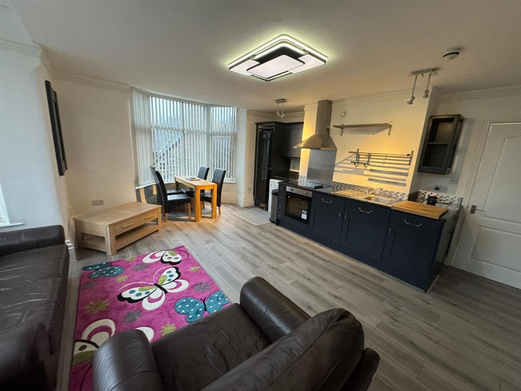 Property photo 2 of 16 Living Room/Kitchen