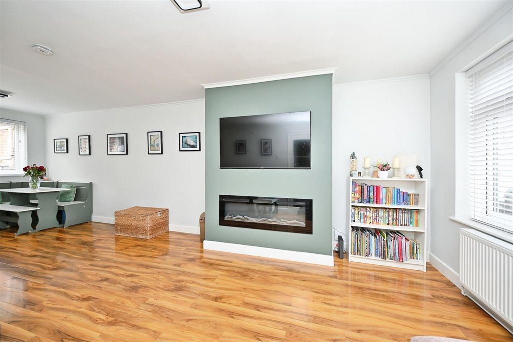 Property photo 2 of 25 Lounge