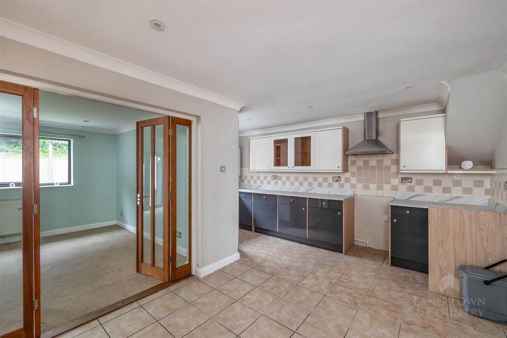 Property photo 2 of 18 0033.Jpg