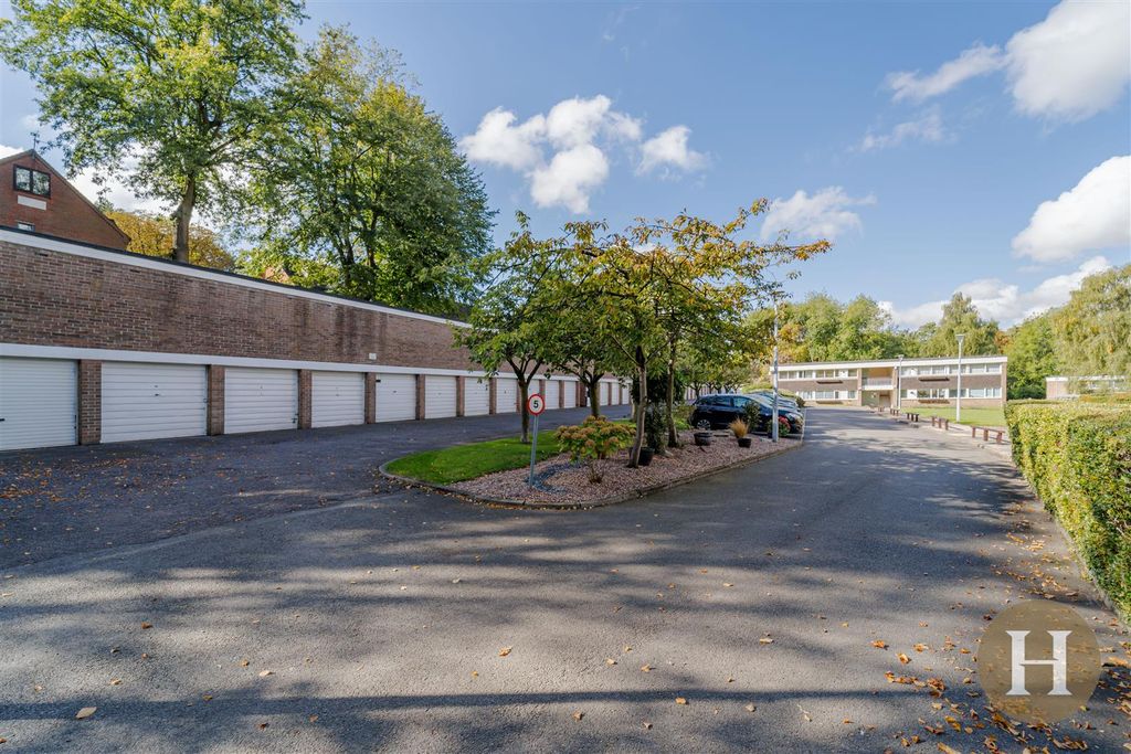 Property photo 3 of 14 Hadleigh Estate Agents-21.Jpg