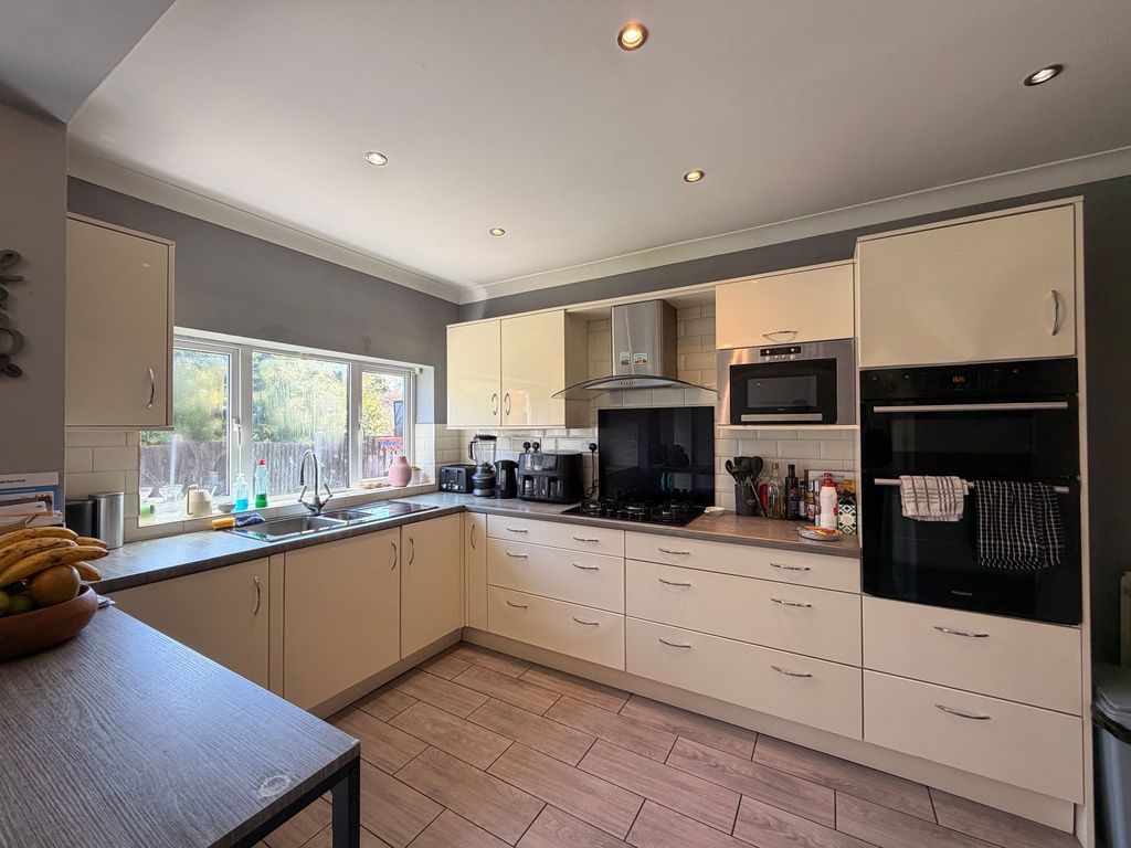 Property photo 2 of 27