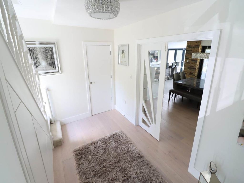 Property photo 2 of 18 Entrance Hall