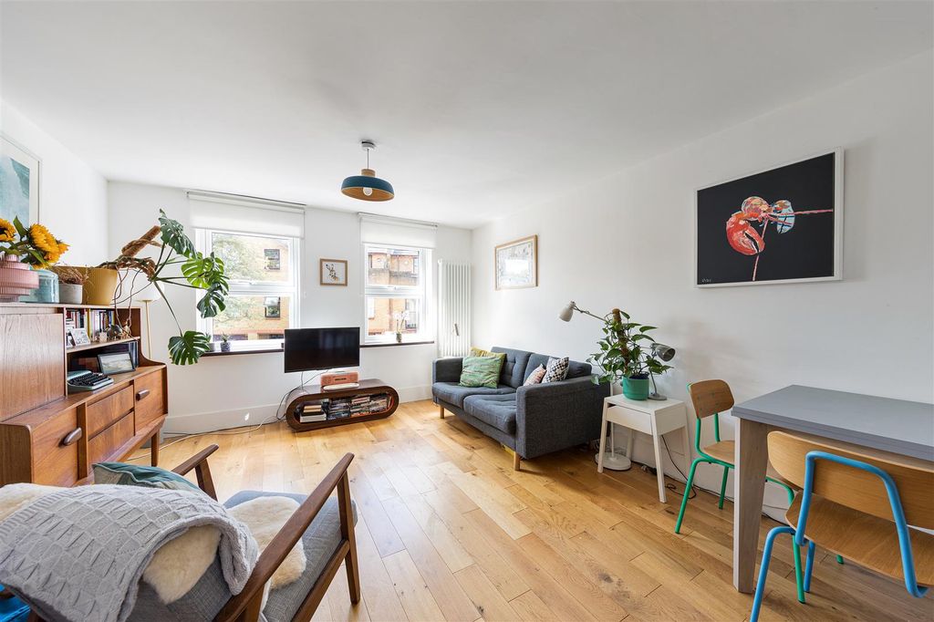Property photo 2 of 30 Clarence Road, E12