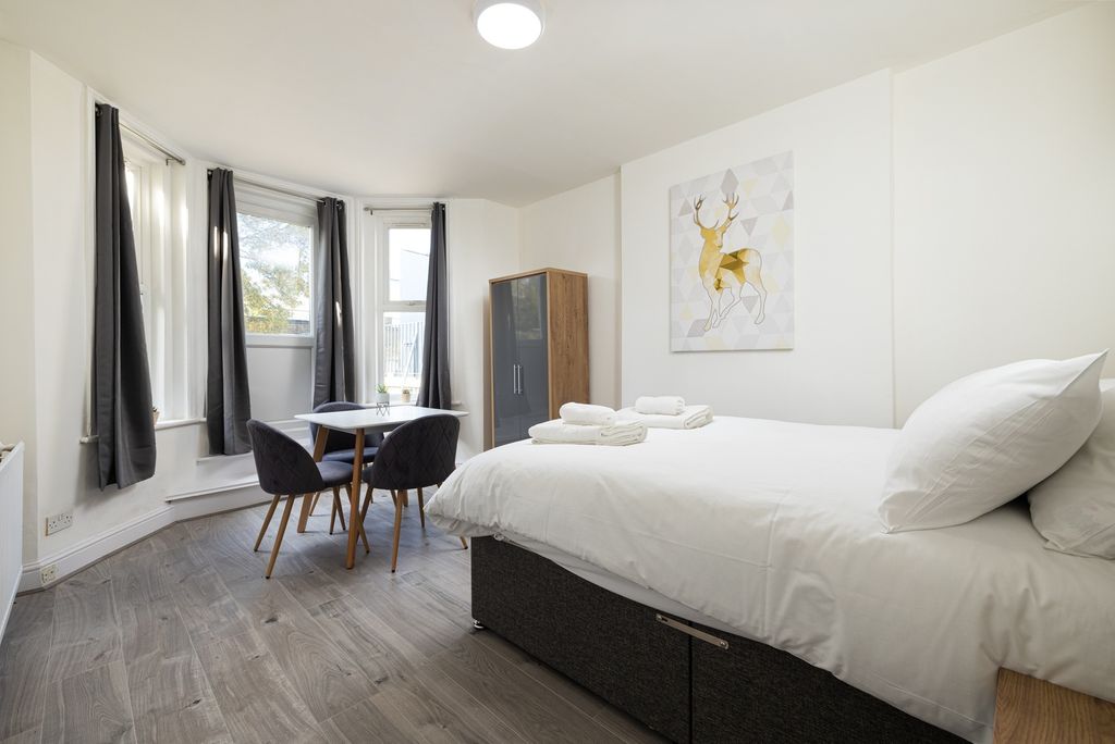 Property photo 1 of 4 A Bright And Inviting Double Bedroom Featuring Mod...