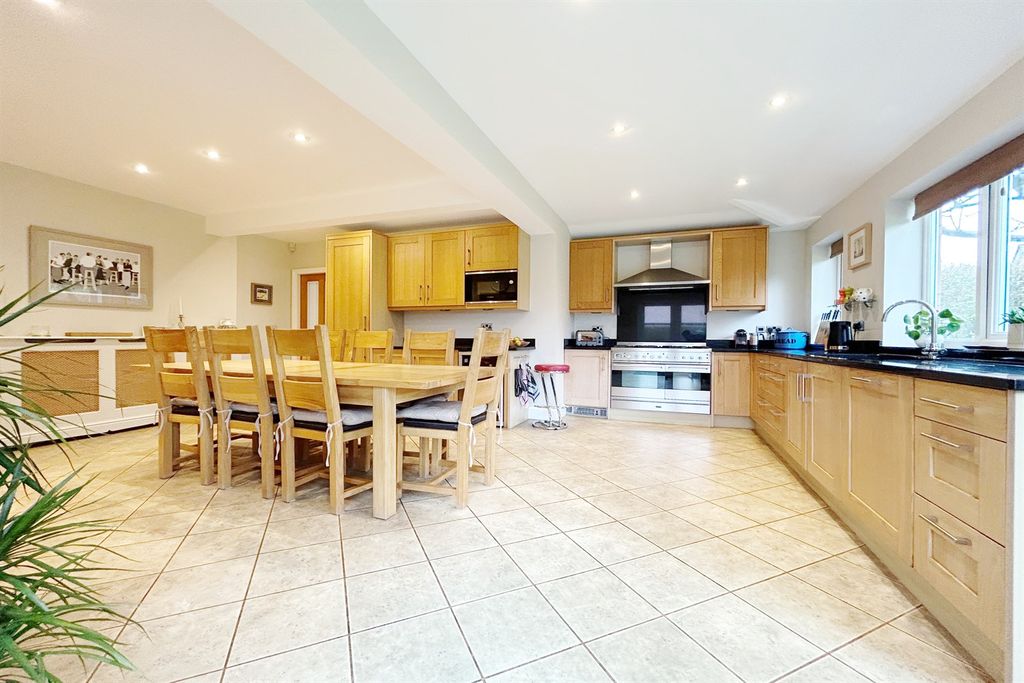 Property photo 2 of 31 Kitchen Diner