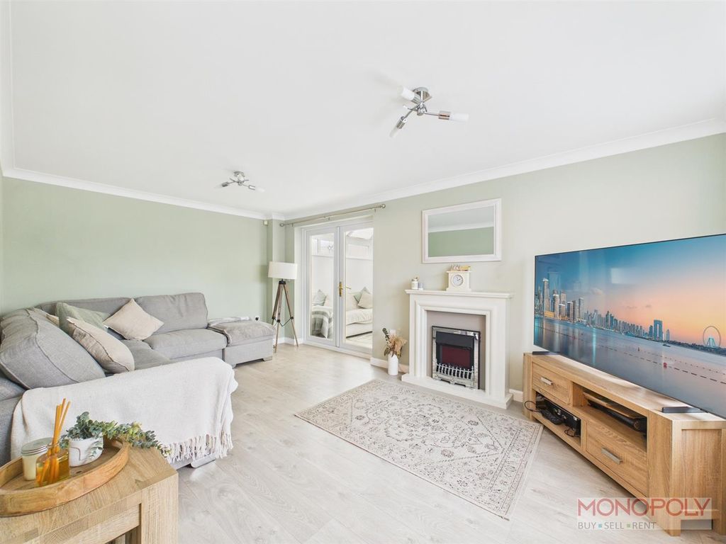 Property photo 2 of 12 Lounge