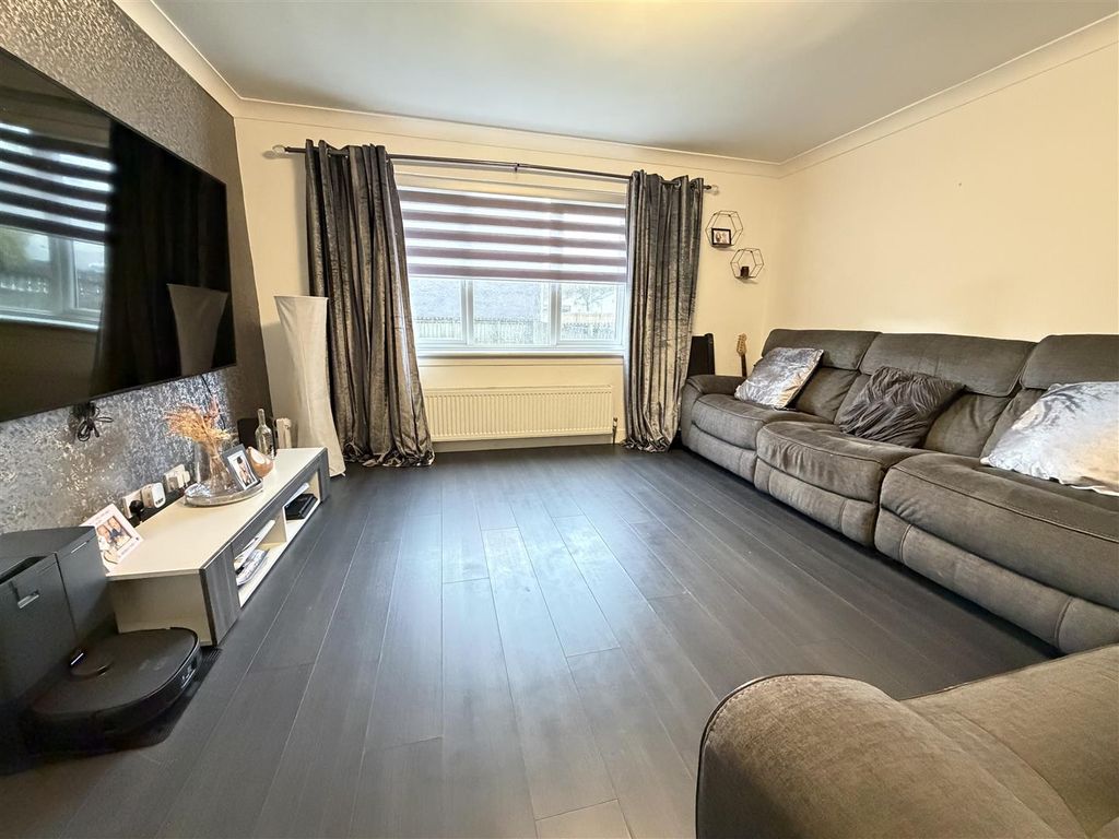 Property photo 2 of 12 Lounge