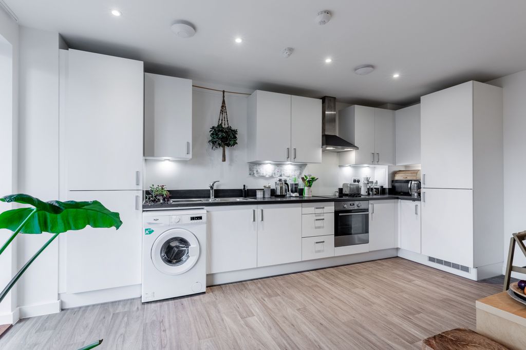 Property photo 3 of 12 4