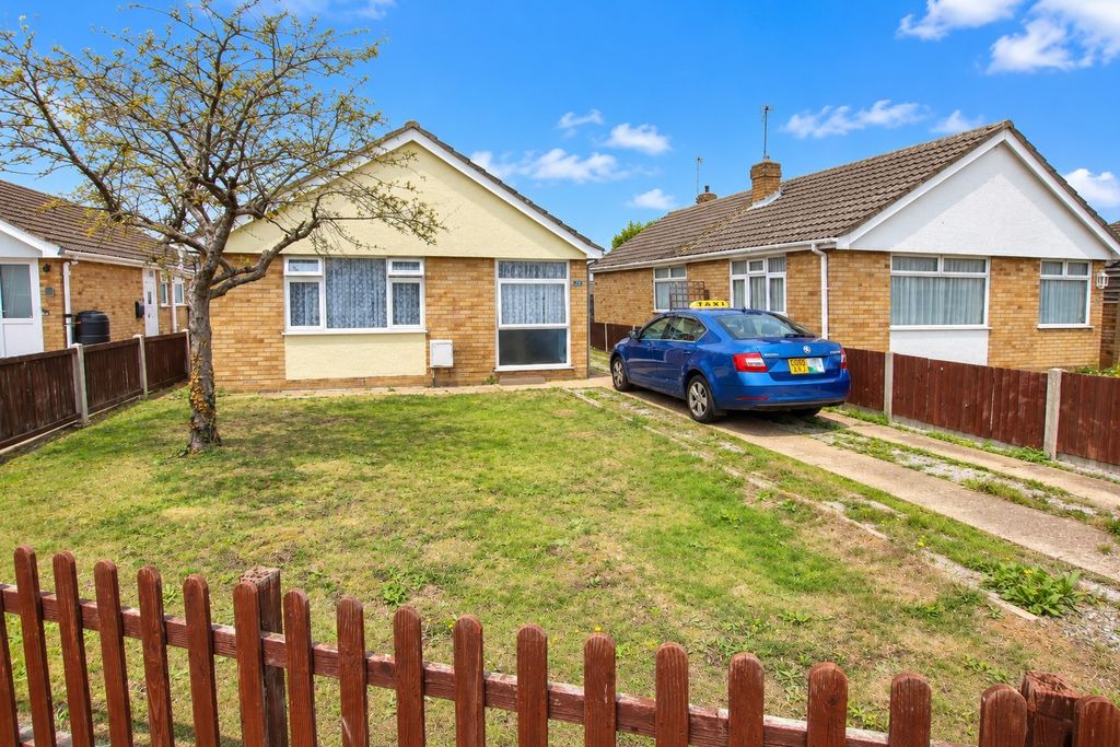Property photo 1 of 10 St Helens Avenue, Clacton On Sea