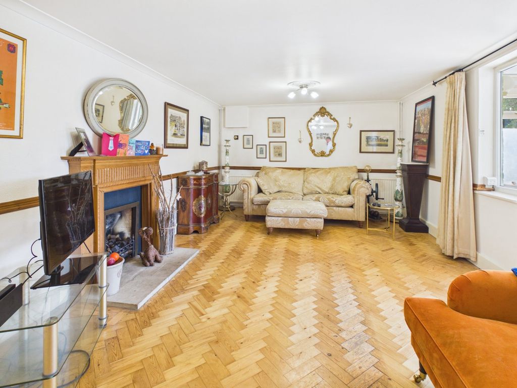 Property photo 2 of 17 Picture No. 28