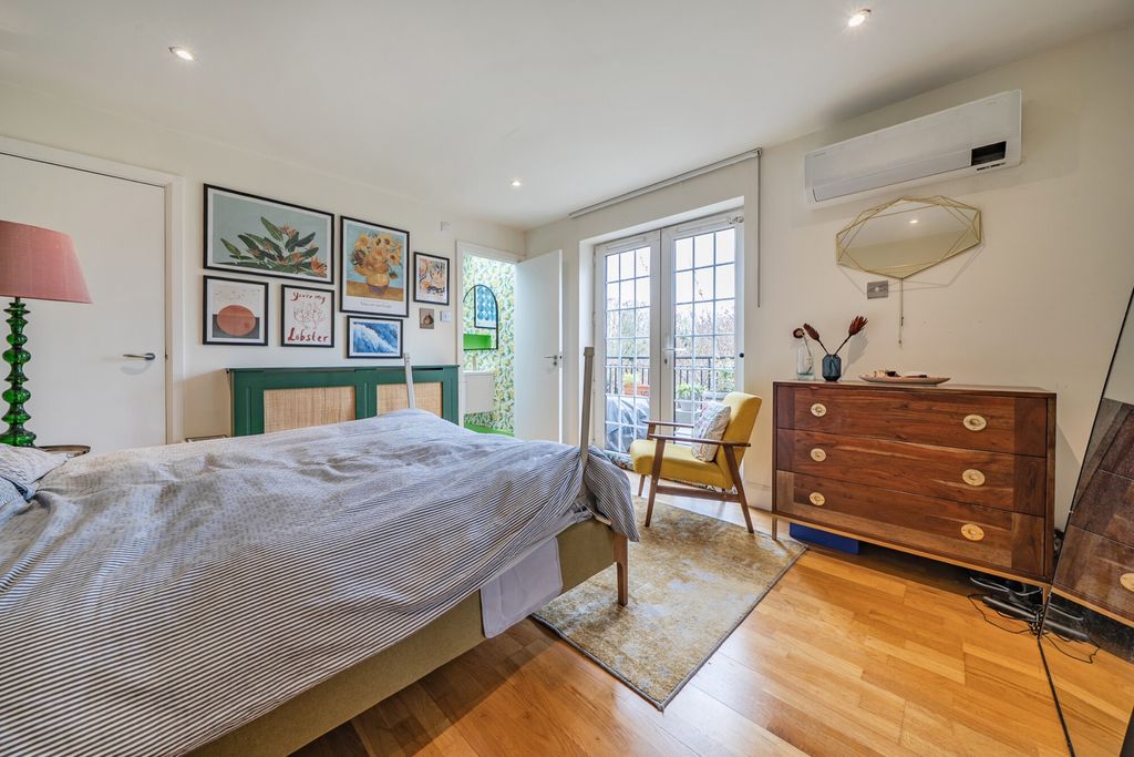 Property photo 3 of 25 Bedroom