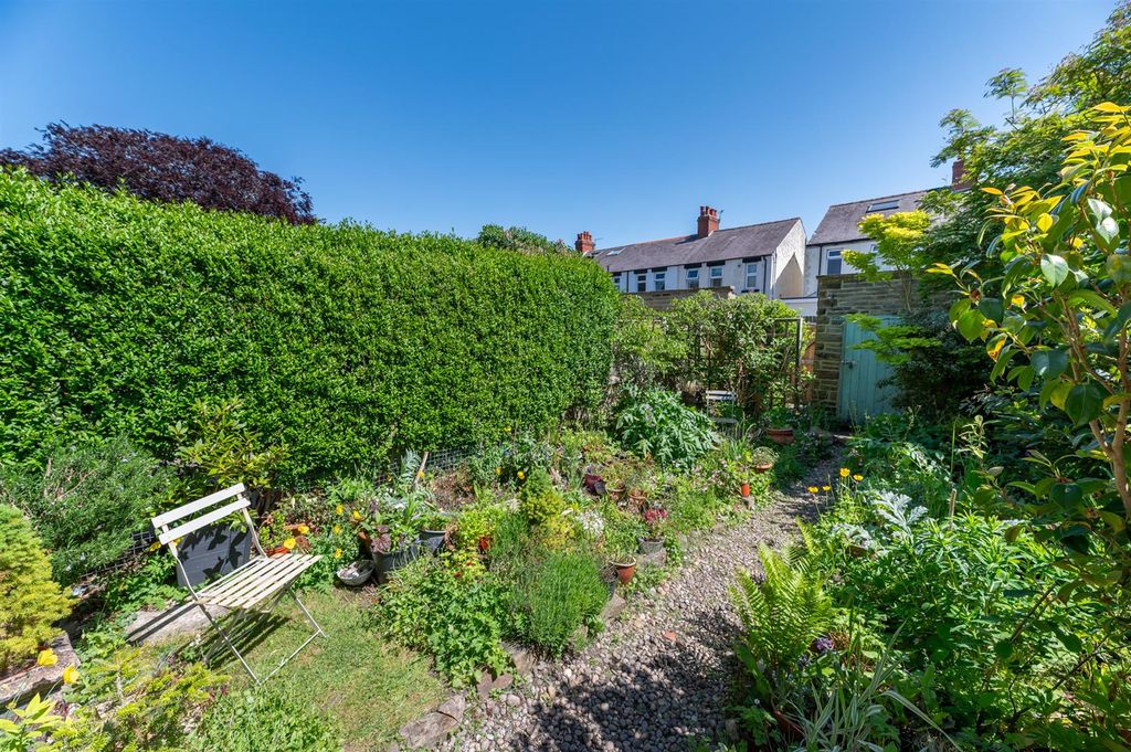 Property photo 2 of 17 Garden