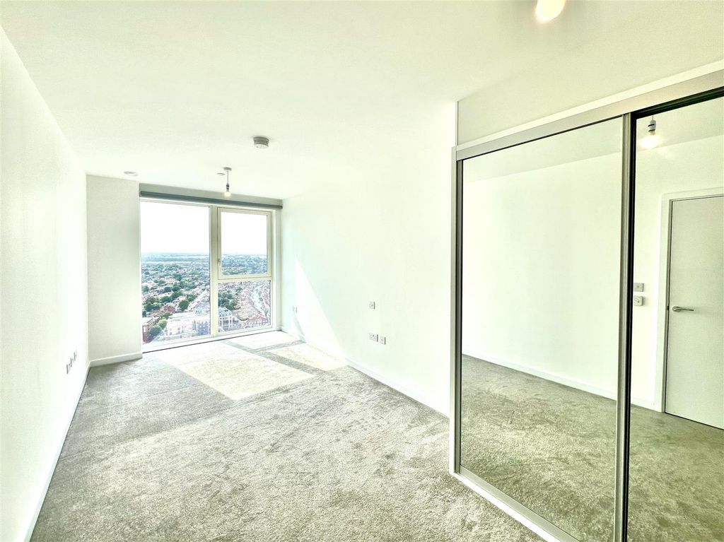 Property photo 3 of 10 Master Bedroom