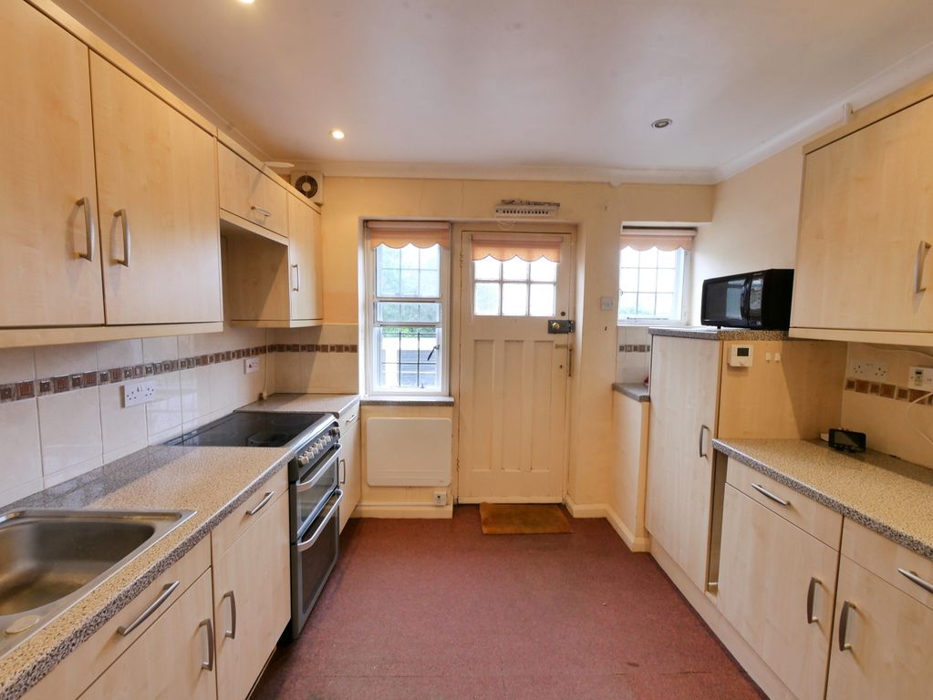 Property photo 2 of 10 Kitchen