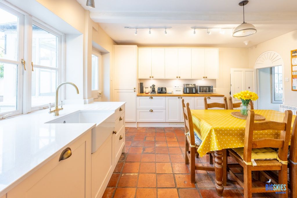 Property photo 3 of 29 Kitchen