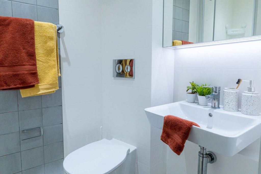 Property photo 3 of 17 Bathroom