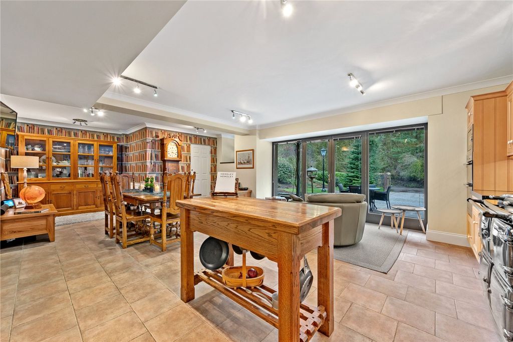 Property photo 3 of 33 Dining Kitchen