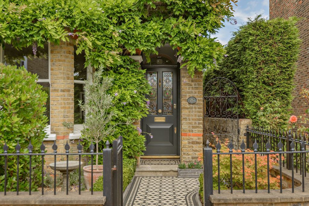 Property photo 1 of 18 Entrance