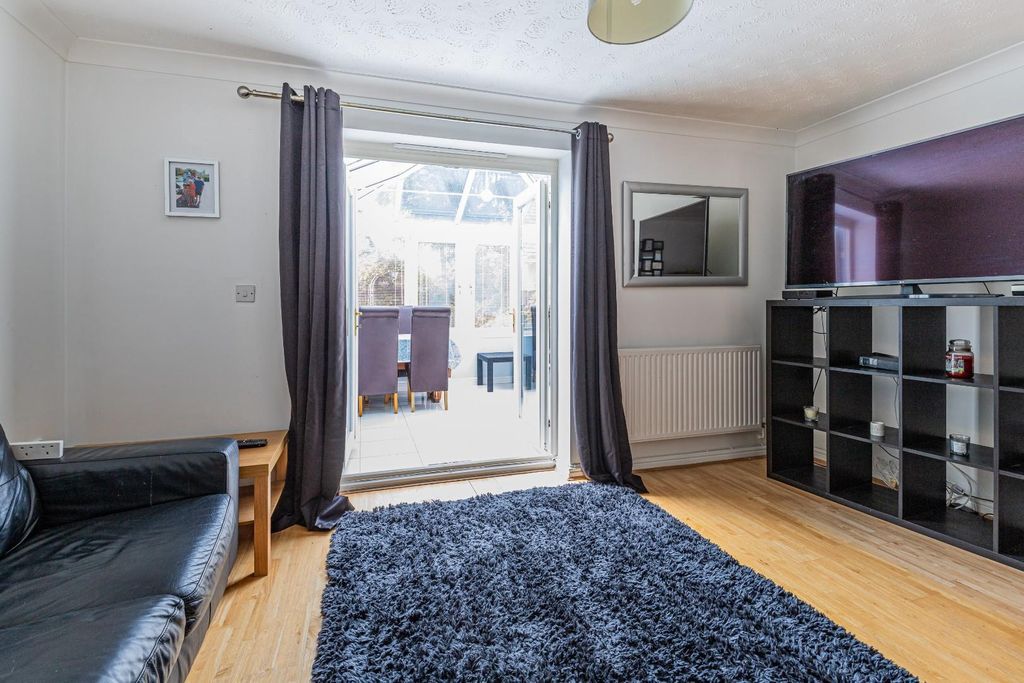 Property photo 3 of 21 Ragnall Close 4-14.Jpg